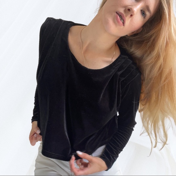 90’s black velvet top, ruched shoulder detail, long sleeves - Picture 4 of 13